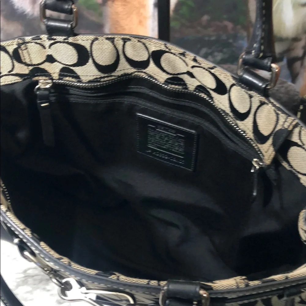 Coach Hamptons Signature C Medium Carryall Tote Bag. In GUC
Black Leather - Picture 15 of 15